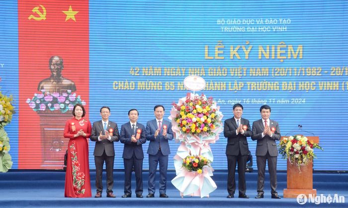 Bộ trưởng Bộ Giáo dục và Đào tạo đã có lẵng hoa trao tặng Trường Đại học Vinh nhân kỷ niệm ngày Nhà giáo Việt Nam và 65 năm thành lập. Ảnh: Thành Chung