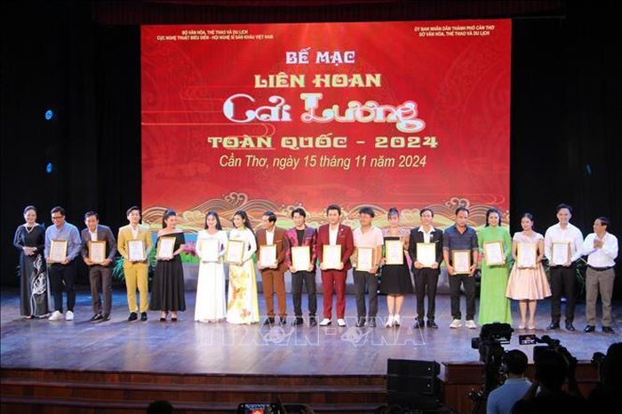 Ban tổ chức trao huy chương Bạc cho các cá nhân nghệ sĩ xuất sắc tại Liên hoan.