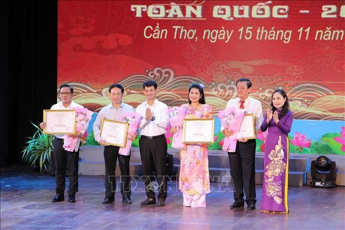 Cục trưởng Cục Nghệ thuật biểu diễn Nguyễn Xuân Bắc (thứ 3 từ trái qua) trao huy chương Vàng cho các vở diễn xuất sắc tại Liên hoan.