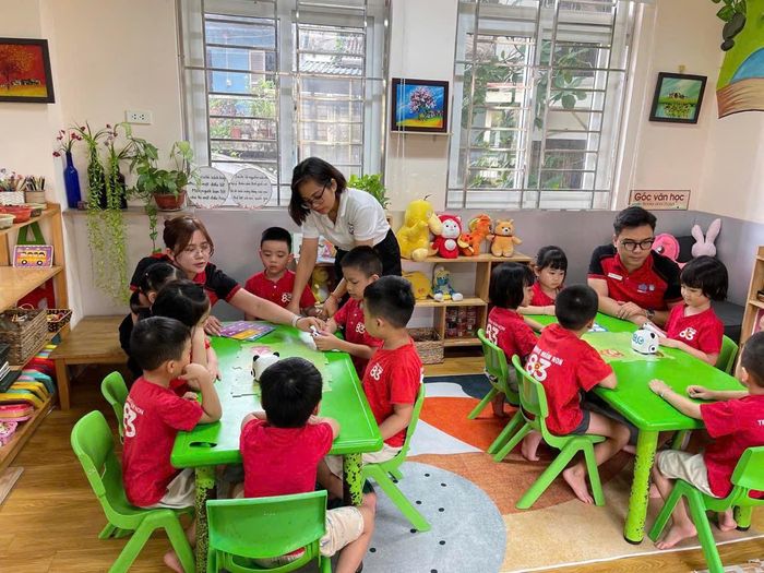 Với một lớp học có sĩ số gần 40 bé, các cô giáo luôn phải tập trung cao độ để không xảy ra sự cố