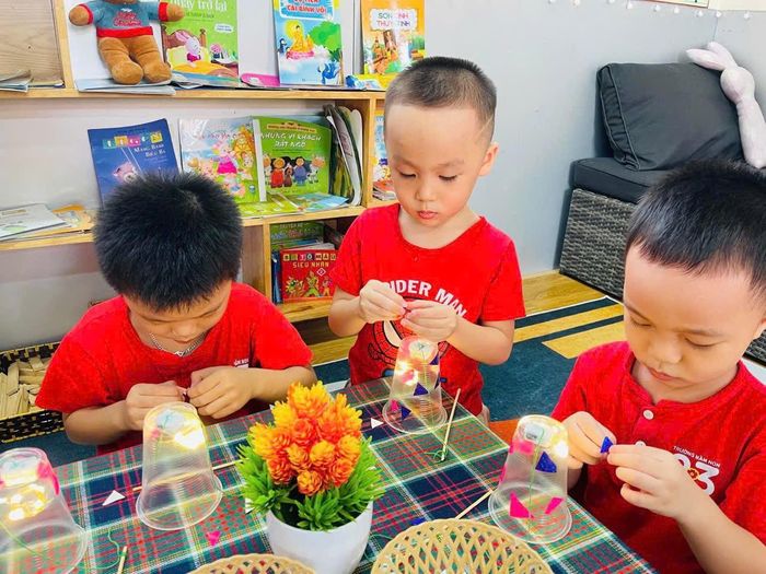 Tiết học thủ công luôn là tiết học được các bé yêu thích nhất. Các bé có thể thỏa sức sáng tạo với đôi tay khéo léo của mình