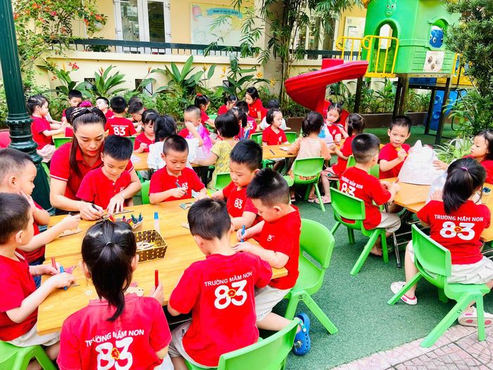 Sự tỉ mỉ, khéo léo được truyền đạt cho trẻ nhỏ qua những buổi workshop ngoài trời.
