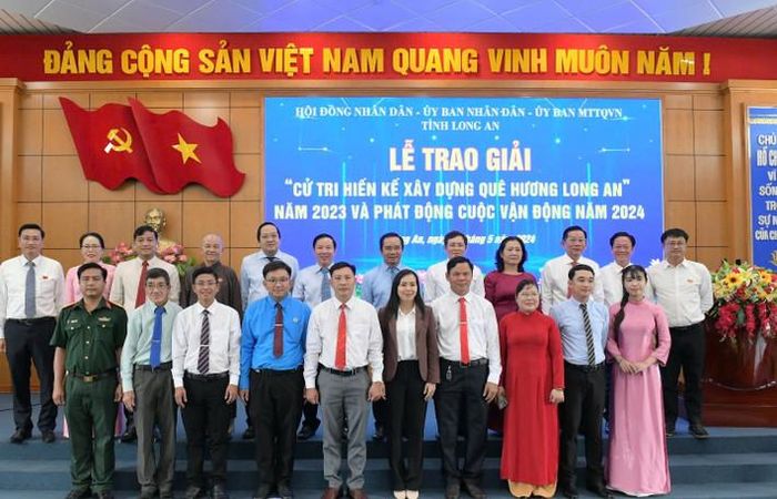  Lãnh đạo tỉnh Long An và các tác giả đạt giải Cuộc vận động “Cử tri hiến kế xây dựng quê hương Long An” năm 2024. Ảnh: C. Thành 