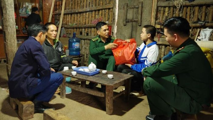 Đồn Biên phòng Lũng Nặm tặng quà động viên cháu Hoàng Trung Thành cố gắng phấn đấu vươn lên trong học tập.