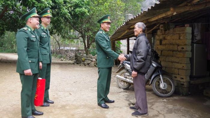 Đồn Biên phòng Cửa khẩu quốc tế Tà Lùng trao tặng quà tết cho các hộ gia đình có hoàn cảnh khó khăn trên địa bàn.