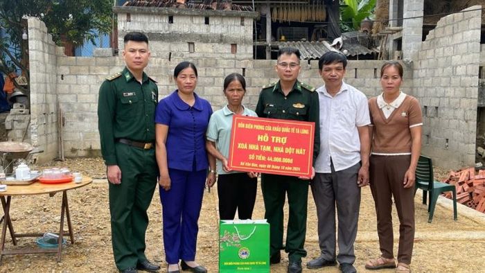Đồn Biên phòng Cửa khẩu quốc tế Tà Lùng trao tiền hỗ trợ xóa nhà tạm, nhà dột nát cho nhân dân khu vực biên giới