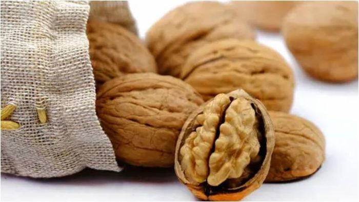 Hạt quả óc chó giàu omega -3 .