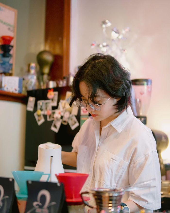  Công việc lao động chân tay, lặp đi lặp lại và có phần nhàm chán, thường thấy trong ngành F&amp;B và bán lẻ không còn hấp dẫn người lao động trẻ và sinh viên. Ảnh minh họa: Untitled Espresso. 