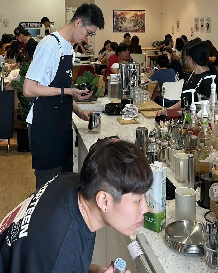  Các doanh nghiệp F&amp;B và bán lẻ đang gặp khó khăn trong việc tuyển dụng lao động trẻ. Ảnh minh họa: xiaohongshu. 