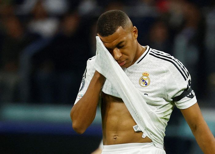 Kylian Mbappe là cái tên được kỳ vọng bậc nhất trong số các tân binh được gắn mác "bom tấn" chuyển nhượng tại La Liga hè này. Tuy nhiên, chân sút người Pháp đang là chủ đề gây tranh cãi ở sân Bernabeu.