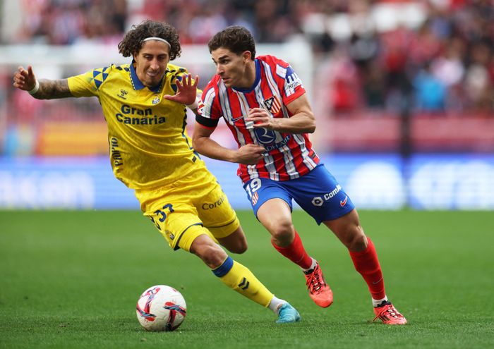 “Bom tấn” chuyển nhượng giá 95 triệu euro, Julian Alvarez, có khởi đầu không dễ dàng tại Atletico Madrid. Anh tịt ngòi trong nhiều trận đầu tiên, nhận không ít chỉ trích từ giới chuyên môn và người hâm mộ.