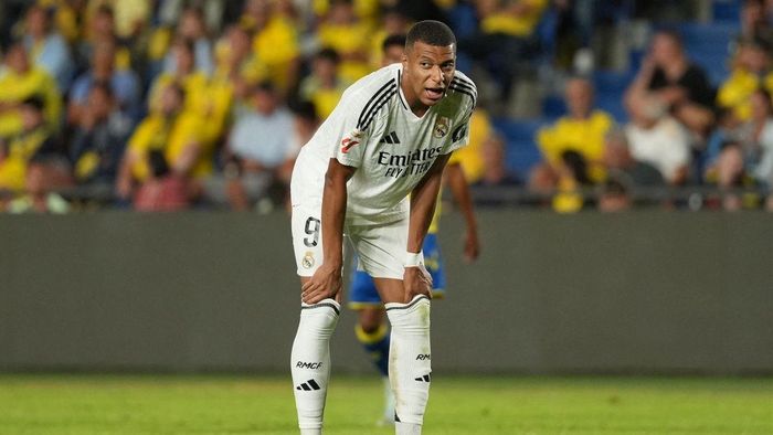 Sự xuất hiện của Mbappe khiến Real Madrid chơi kém hơn, đặc biệt ở khâu phòng ngự từ xa. Mbappe cũng được cho là khiến Bellingham hay Rodrygo mất tầm ảnh hưởng, dẫn đến lối chơi tập thể của "Los Blancos" không như trước. Mbappe đang chịu rất nhiều áp lực.