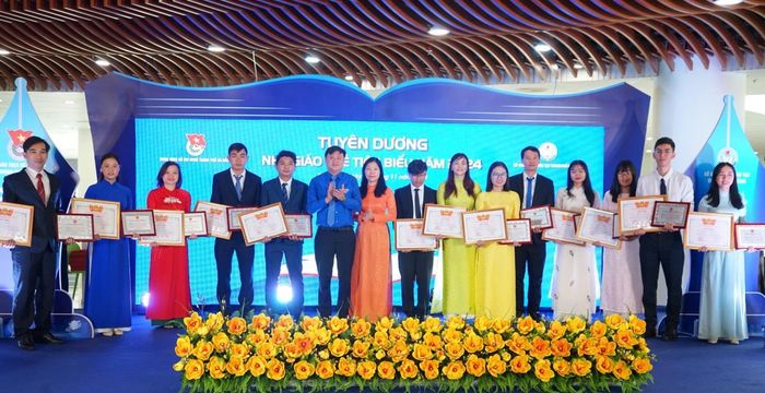 Lễ tuyên dương là sự kiện đặc biệt nhằm ghi nhận và cổ vũ những nỗ lực của thầy cô nhân dịp 20-11.