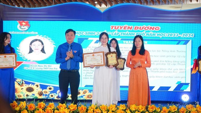 Tuyên dương các em học sinh được công nhận danh hiệu “Học sinh 3 tốt”.