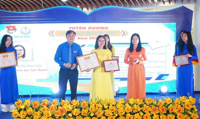 Anh Lê Công Hùng - Bí thư Thành Đoàn và bà Lê Thị Bích Thuận - Giám đốc Sở Giáo dục và đào tạo tuyên dương các cá nhân đạt danh hiệu "Nhà giáo trẻ tiêu biểu".