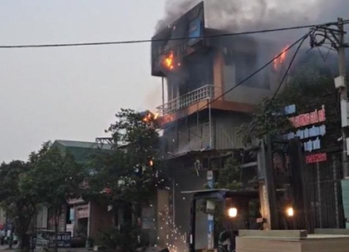  Hiện trường vụ cháy tại khu vực nhà ở kết hợp sản xuất, kinh doanh đồ gỗ.