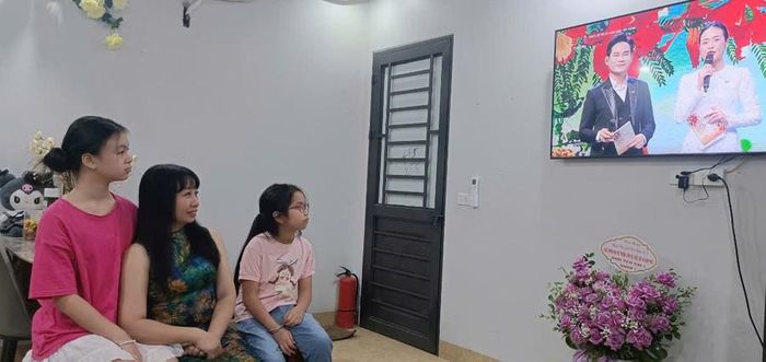  Cô Nga cùng gia đình xem chương trình Thay lời tri ân. 