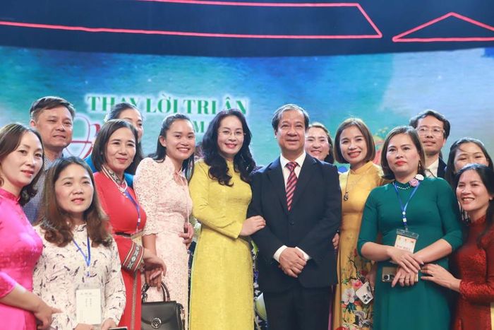  Bộ trưởng Nguyễn Kim Sơn chụp ảnh lưu niệm cùng các nhà giáo tham dự Chương trình. 