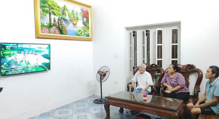 Cô Nhung cùng gia đình của mình xem chương trình Thay lời tri ân năm 2024. 