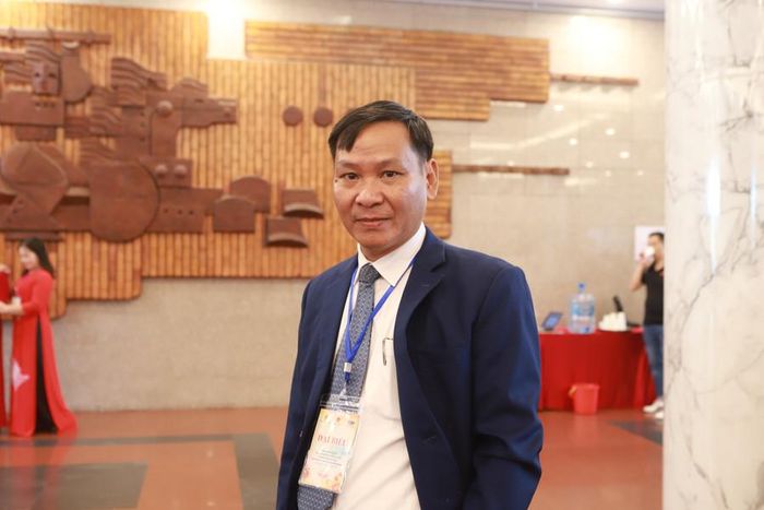  Thầy Trần Duy Trung bày tỏ niềm vinh dự, tự hào khi là một trong các đại diện nhà giáo cả nước góp mặt tại chuỗi sự kiện tôn vinh nhà giáo năm nay tại Hà Nội. Ảnh: Đình Tuệ. 