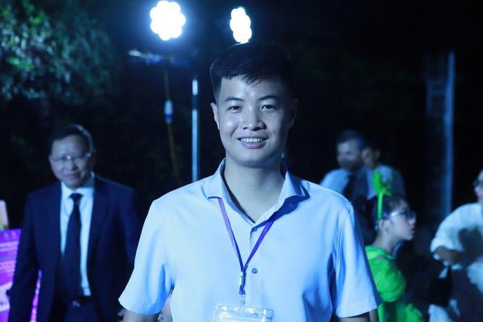 Thầy Hoàng Tiến Phúc tại chương trình 'Thay lời tri ân' - tối 17/11. 