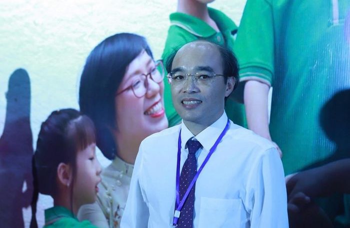  PGS.TS Phạm Anh Tuân trước giờ Chương trình 'Thay lời tri ân'. 