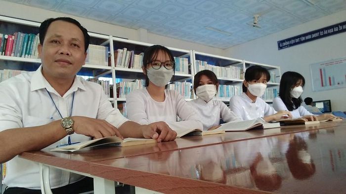  Thầy Thạch Sa Quên cùng các em học sinh. 