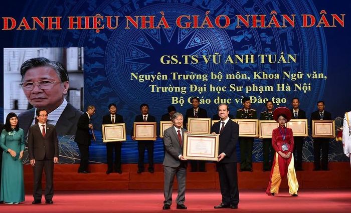  GS.TS Vũ Anh Tuấn, Nguyên Trưởng bộ môn Văn học Việt Nam 1, Khoa Ngữ văn, Trường ĐH Sư phạm Hà Nội nhận danh hiệu Nhà giáo Nhân dân. 