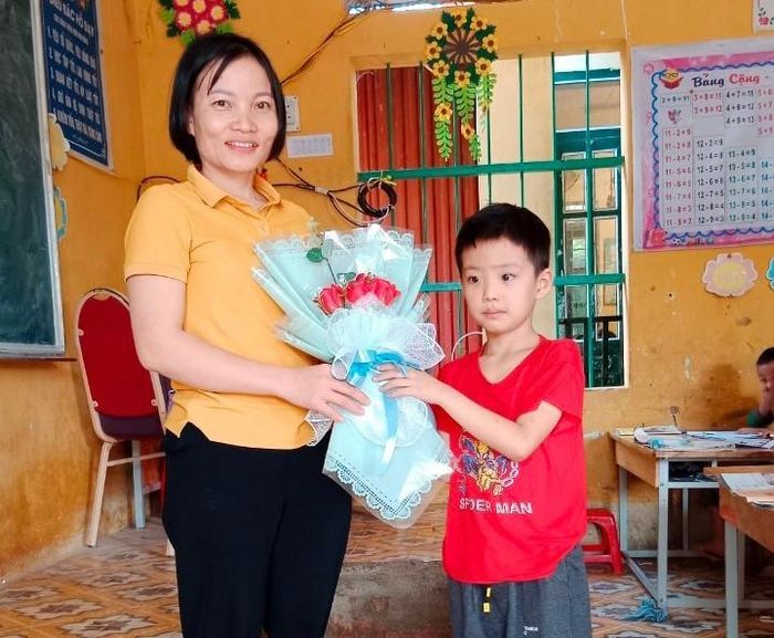  Cô Nguyễn Thị Chuyên được học sinh tặng hoa nhân ngày Nhà giáo Việt Nam. 
