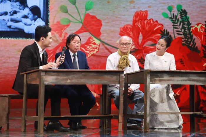  Thầy giáo Hà Ngọc Đào và thầy thầy giáo Nguyễn Quốc Thái trò chuyện cùng hai MC về những kỷ niệm của cựu học sinh Miền Nam trên đất Bắc. 