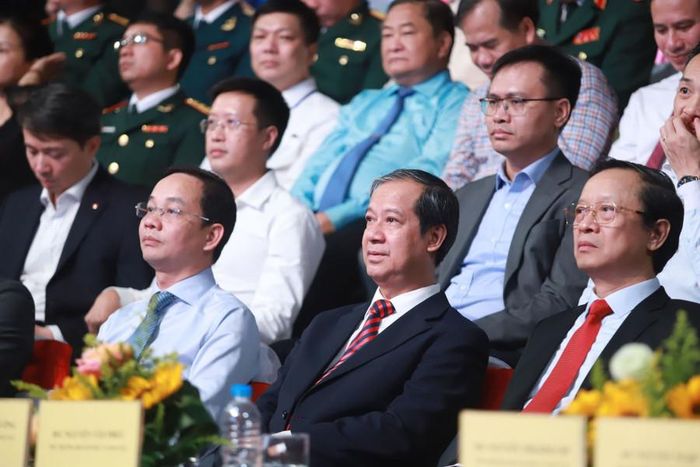  Từ phải qua trái: Thứ trưởng Bộ GD&amp;ĐT Phạm Ngọc Thưởng; Bộ trưởng Bộ GD&amp;ĐT Nguyễn Kim Sơn; ông Lê Quyền, Phó Tổng Giám đốc Đài Truyền hình Việt Nam dự chương trình. 