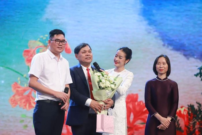  GS.TS Trần Danh Cường và học trò cũ - Thạc sĩ Nông Văn Uyển và BS Trần Thị Sơn Trà - Phó GĐ Bệnh viện Việt Nam - CuBa Đồng Hới, tỉnh Quảng Bình. 
