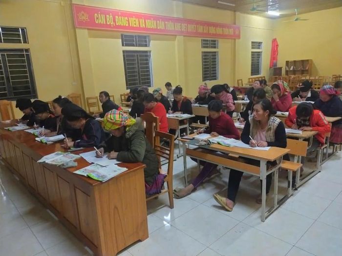  Lớp học xóa mù tại Ke Táu, Phong Dụ Thượng, Văn Yên, Yên Bái. 