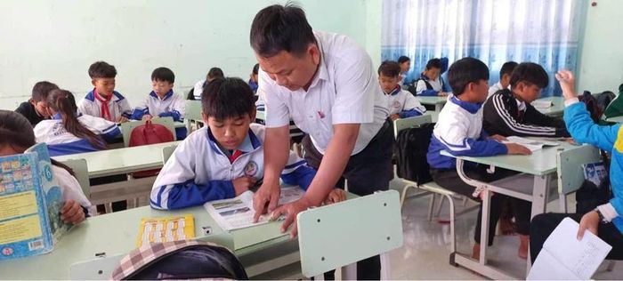  Thầy Vũ Văn Tùng trong 1 tiết dạy ở Trường Tiểu học và Trung học cơ sở Đinh Núp. (Ảnh: TT) 