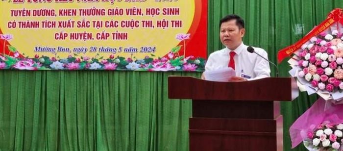  Thầy Lê Chính Tôn, Hiệu trưởng trường tiểu học - THCS Mường Bon, huyện Mai Sơn, tự hào khi được cống hiến cho sự nghiệp giáo dục. 