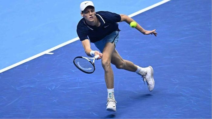 Sinner cứu bóng trong trận gặp Fritz, trên sân Inalpi (Ý) ngày 16/11. Ảnh: ATP