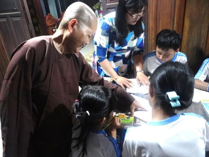 “Lớp học tình thương” của cô giáo Đặng Thị Chi (áo nâu). (Nguồn: Huyện Nhơn Trạch)