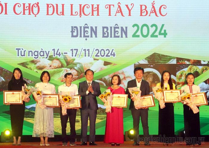 UBND tỉnh tặng Bằng khen 7 tập thể tham gia hội chợ du lịch Tây Bắc - Điện Biên 2024.