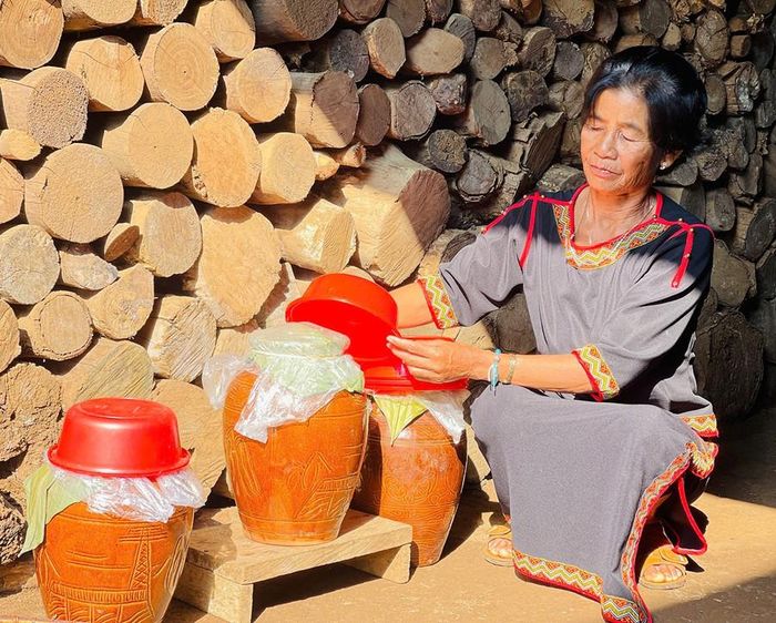 Bà Siu Phưn lưu giữ công thức làm rượu ghè của người xưa truyền lại. Ảnh: T.D