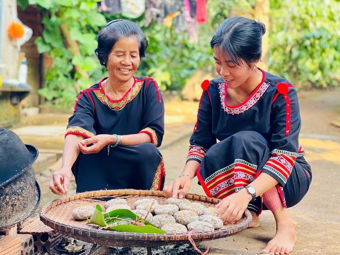  Bà Siu Phưn truyền dạy cách làm men rượu ghè truyền thống cho con gái Siu Yưng. Ảnh: T.D