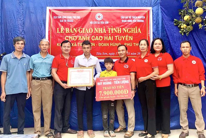 Đại diện các nhà hảo tâm trao hỗ trợ kinh phí xây dựng “Nhà tình nghĩa” cho gia đình anh Cao Hải Tuyên.