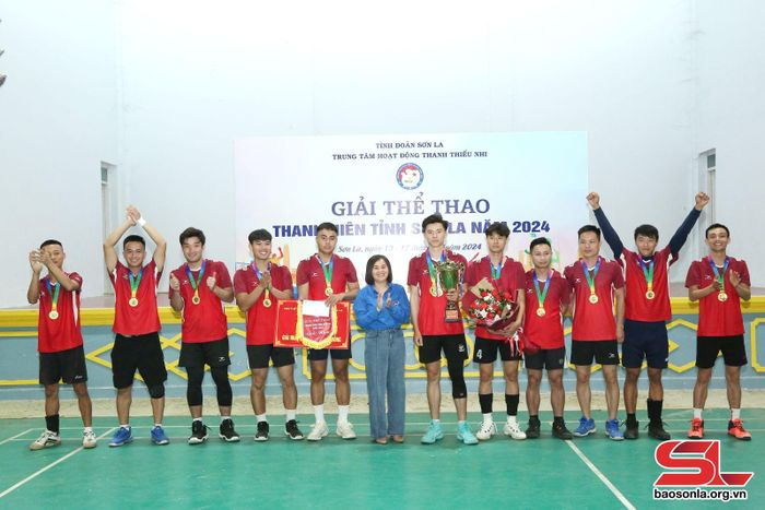 Ban tổ chức trao giải nhất môn bóng chuyền da nam cho đội CLB Mộc Châu.