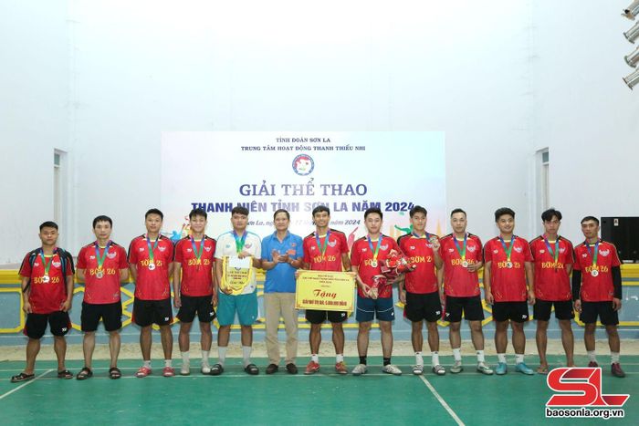 Ban tổ chức trao giải nhì bóng đá nam cho FC Bờm 26, Thành phố.