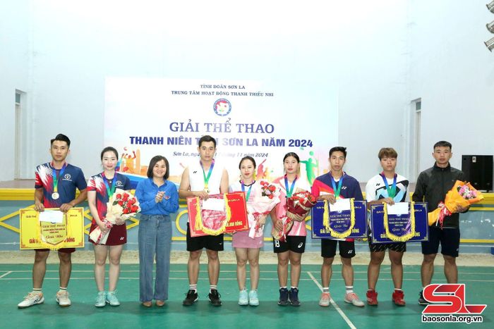 Ban tổ chức trao giải cho các cá nhân đoạt giải nhất, nhì, ba nội môn cầu lông nội dung đôi nam nữ.