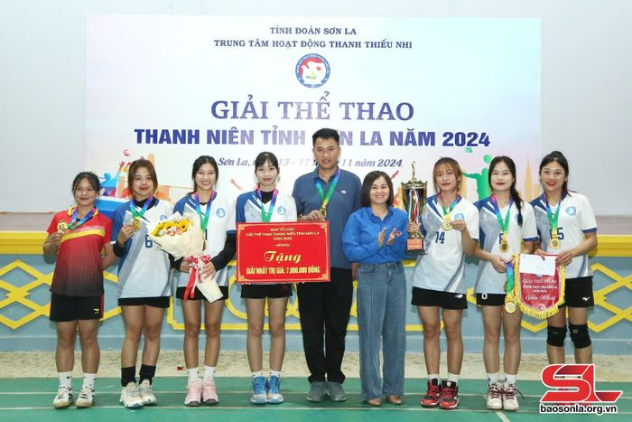 Giải nhất môn bóng chuyền da nữ thuộc về CLB Đại học Tây Bắc.