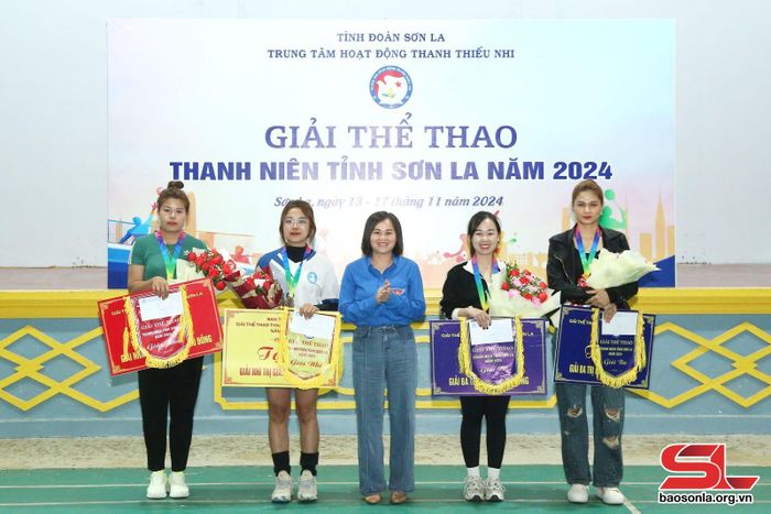 Ban tổ chức trao giải cho các cá nhân đoạt giải môn bơi tự do nữ.