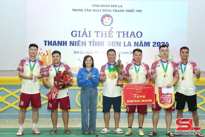 Giải nhất môn bóng đá nam thuộc về FC Phoenix, thành phố Sơn La.