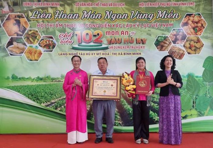 Hội đồng xác lập kỷ lục Việt Nam trao quyết định xác lập kỷ lục sự kiện chế biến và công diễn 102 món ăn từ tàu hũ ky và dùng kèm tàu hũ ky.