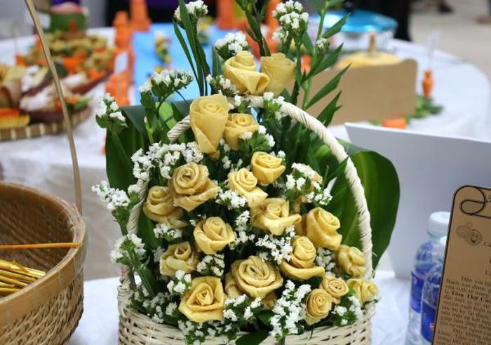 Tạo hình lẵng hoa bắt mắt từ tàu hũ ky Mỹ Hòa - Bình Minh. 