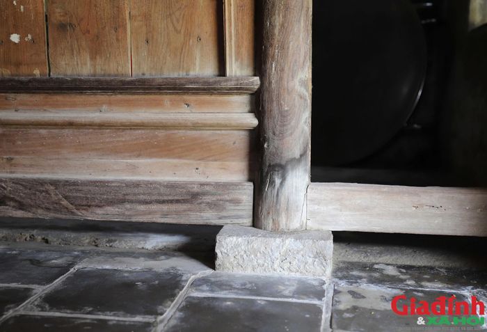 Những bức vách gỗ với cấu trúc mộng, cột tuy đơn giản nhưng vững chãi được sử dụng để ngăn cách các gian phòng trong những ngôi nhà xây bằng sò mỏ.